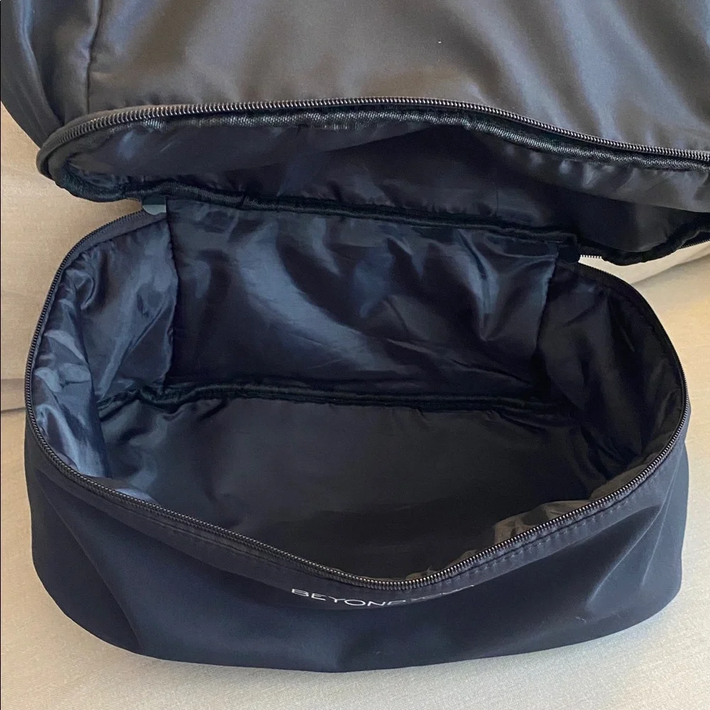 Beyond Yoga convertible gym bag backpack black pristine condition